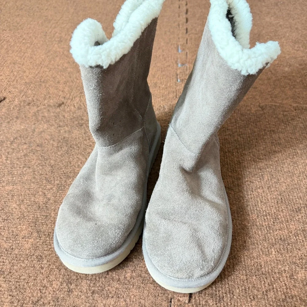 Koolaburra by UGG Victoria Short Suede Boots Taupe Faux Fur Lining Womens A- FIT